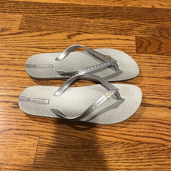 Ipanema Woman’s Silver Flip Flops Size US 9 - Picture 4 of 7